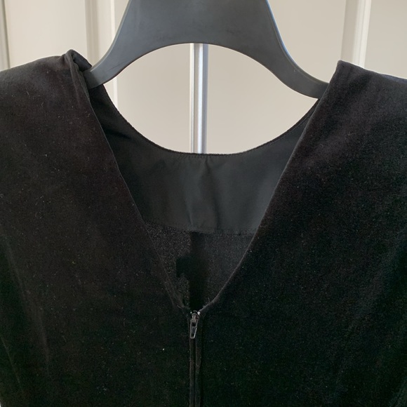 Chic Black and Gold Midi Dress with Elegant Design - Picture 5 of 16